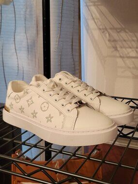 **Very cute white w/flowers ladies sneakers.  No brand  size 9